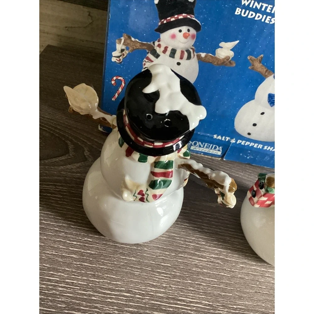 Oneida Kitchen Winter Buddies Salt & Pepper Shaker Set